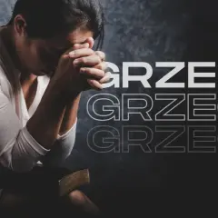 Kobieta modli się nad Biblią, zastanawiając się, czy kłamstwo to grzech. Słowo "GRZECH" powtarza się w tle.