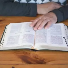 Jak napisać msza święta za zmarłego, aby oddać mu cześć?