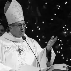 Biskup w stroju liturgicznym przemawia, podnosząc rękę. Czy biskup to zawód? To powołanie, służba.