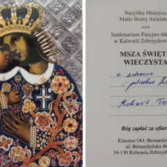 Ikona Matki Boskiej z Dzieciątkiem Jezus w ozdobnych szatach i koronie, obok dokument z napisem "Msza Święta Wieczysta".