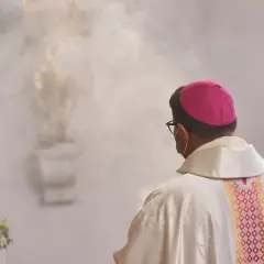 Biskup w Polsce w okadzonym kościele. Czy jego zarobki są adekwatne do posługi?