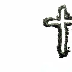 Krzyż z popiołu na białym tle. Czy kłótnia to grzech ciężki? Symbolizuje pokutę i refleksję nad własnymi czynami.