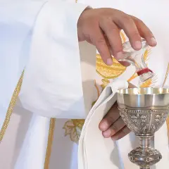 Jakie dary składamy na mszy świętej? Odkryj ich głębokie znaczenie