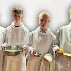 Ksiądz i ministranci przygotowują się do ceremonii. Czy ksiądz może udzielić bierzmowania? Tak, w tym przypadku przygotowują się do ważnego sakramentu.