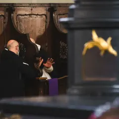 Spowiedź w konfesjonale. Mężczyzna w masce wyznaje swoje grzechy ciężkie, lista jest długa.