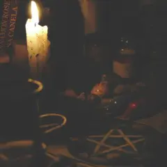 W mroku płonie świeca, a obok niej leży pentagram. Czy pentagram jest zły? To zależy od intencji, z jaką jest używany.