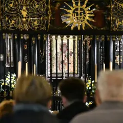 Jasna Góra: wierni modlą się przed obrazem Matki Bożej, składając swoje intencje mszalne.