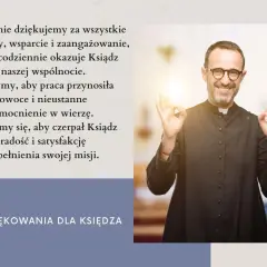 Uśmiechnięty ksiądz w sutannie pokazuje gest "OK". Podziękowania dla księdza za modlitwy i wsparcie. Jak podziękować księdzu?