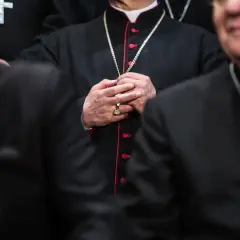 Dłonie duchownych splecione w modlitwie. Czy ksiądz może odmówić bierzmowania? Pytanie to nurtuje wielu wiernych.