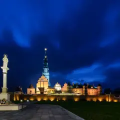 Jasna noc na Jasnej Górze. Warto wiedzieć, ile trwa msza w Częstochowie, by zaplanować pielgrzymkę.