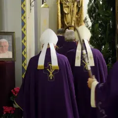 Kiedy pierwsza msza za zmarłego i dlaczego jej termin jest tak ważny