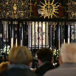 Jasna Góra: wierni modlą się przed obrazem Matki Bożej, składając swoje intencje mszalne.