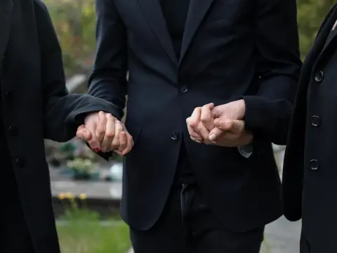 Ile trwa żałoba w kościele katolickim? Zasady, etapy i praktyki religijne