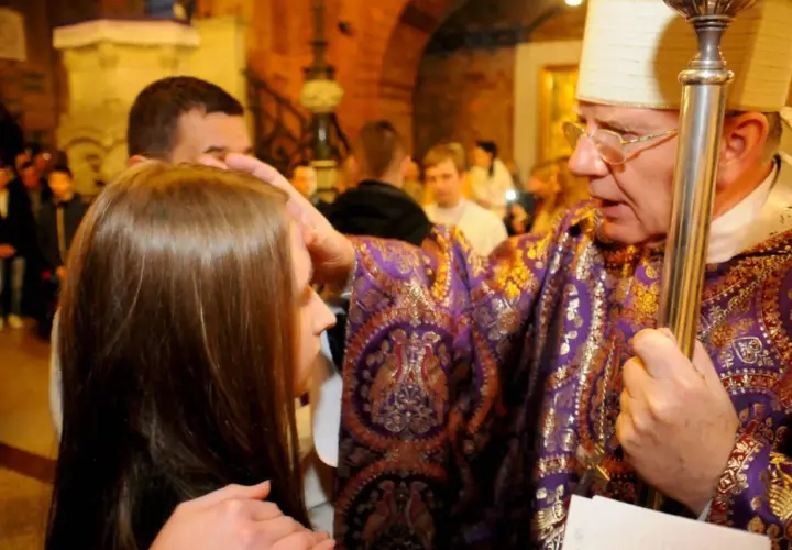 Biskup udziela sakramentu bierzmowania. Czas przygotowania do bierzmowania dla dorosłych jest różny, zależy od parafii.