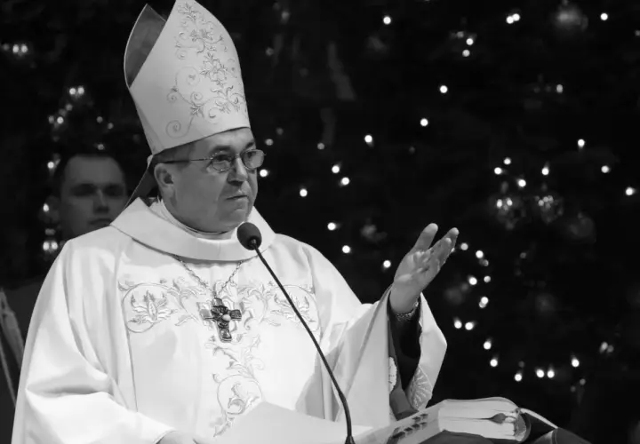 Biskup w stroju liturgicznym przemawia, podnosząc rękę. Czy biskup to zawód? To powołanie, służba.