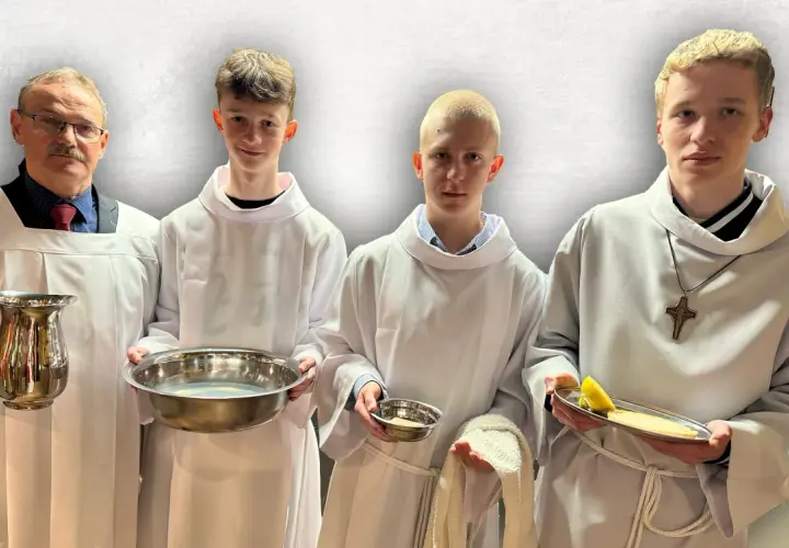 Ksiądz i ministranci przygotowują się do ceremonii. Czy ksiądz może udzielić bierzmowania? Tak, w tym przypadku przygotowują się do ważnego sakramentu.