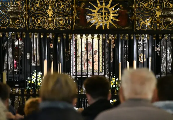 Jasna Góra: wierni modlą się przed obrazem Matki Bożej, składając swoje intencje mszalne.