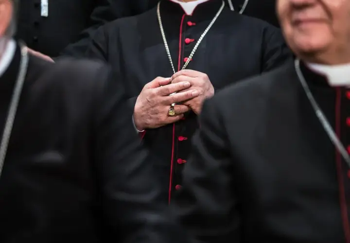 Dłonie duchownych splecione w modlitwie. Czy ksiądz może odmówić bierzmowania? Pytanie to nurtuje wielu wiernych.