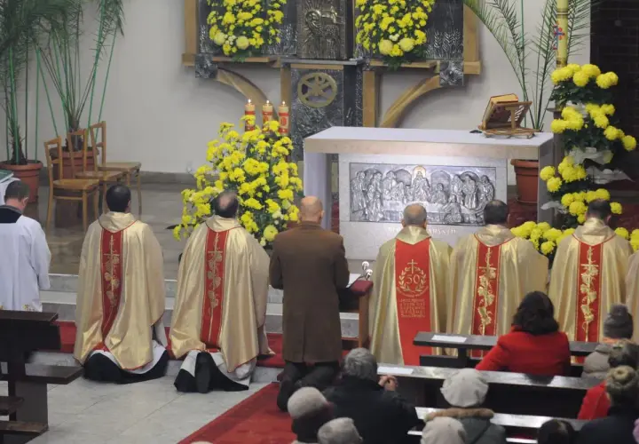 Uroczysta msza rekolekcyjna z udziałem duchownych w złotych szatach i wiernych.