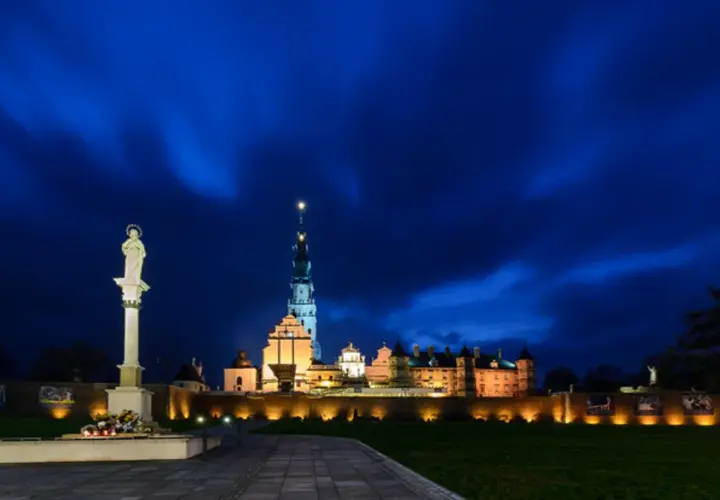 Jasna noc na Jasnej Górze. Warto wiedzieć, ile trwa msza w Częstochowie, by zaplanować pielgrzymkę.