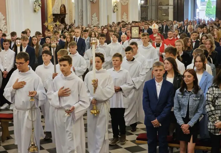 Czy biskup pobiera opłaty za bierzmowanie? Sprawdź koszty i zasady sakramentu