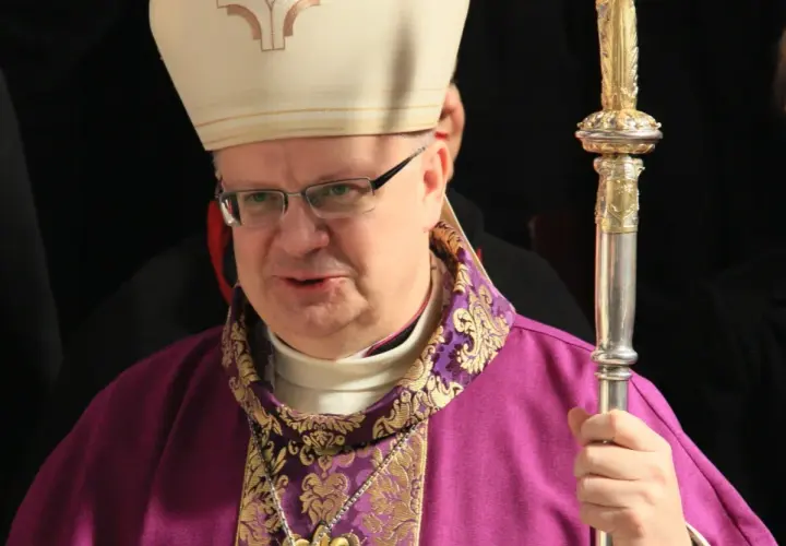 Jak wygląda biskup? Charakterystyczne stroje i insygnia biskupie wyjaśnione