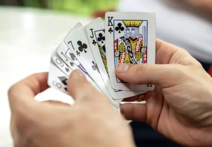 Fenomen turniejów karcianych online – jak Polacy tworzą społeczności wokół gier?
