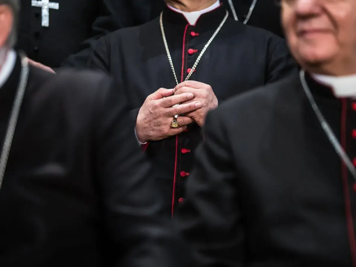 Dłonie duchownych splecione w modlitwie. Czy ksiądz może odmówić bierzmowania? Pytanie to nurtuje wielu wiernych.