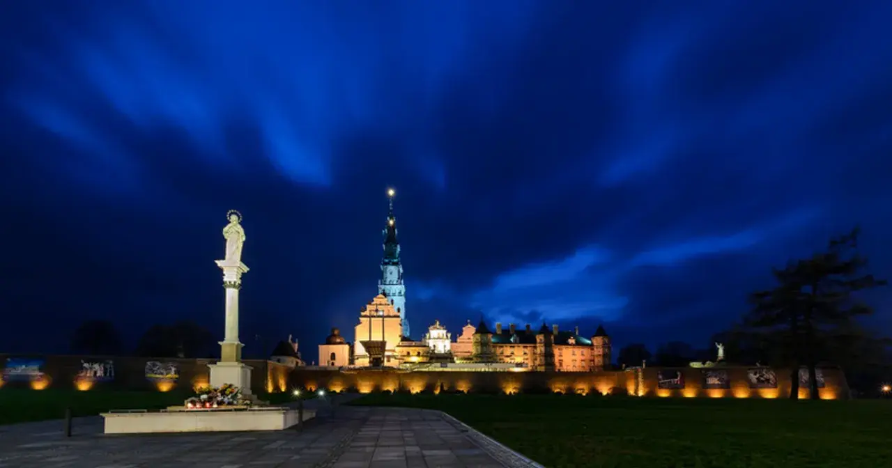 Jasna noc na Jasnej Górze. Warto wiedzieć, ile trwa msza w Częstochowie, by zaplanować pielgrzymkę.