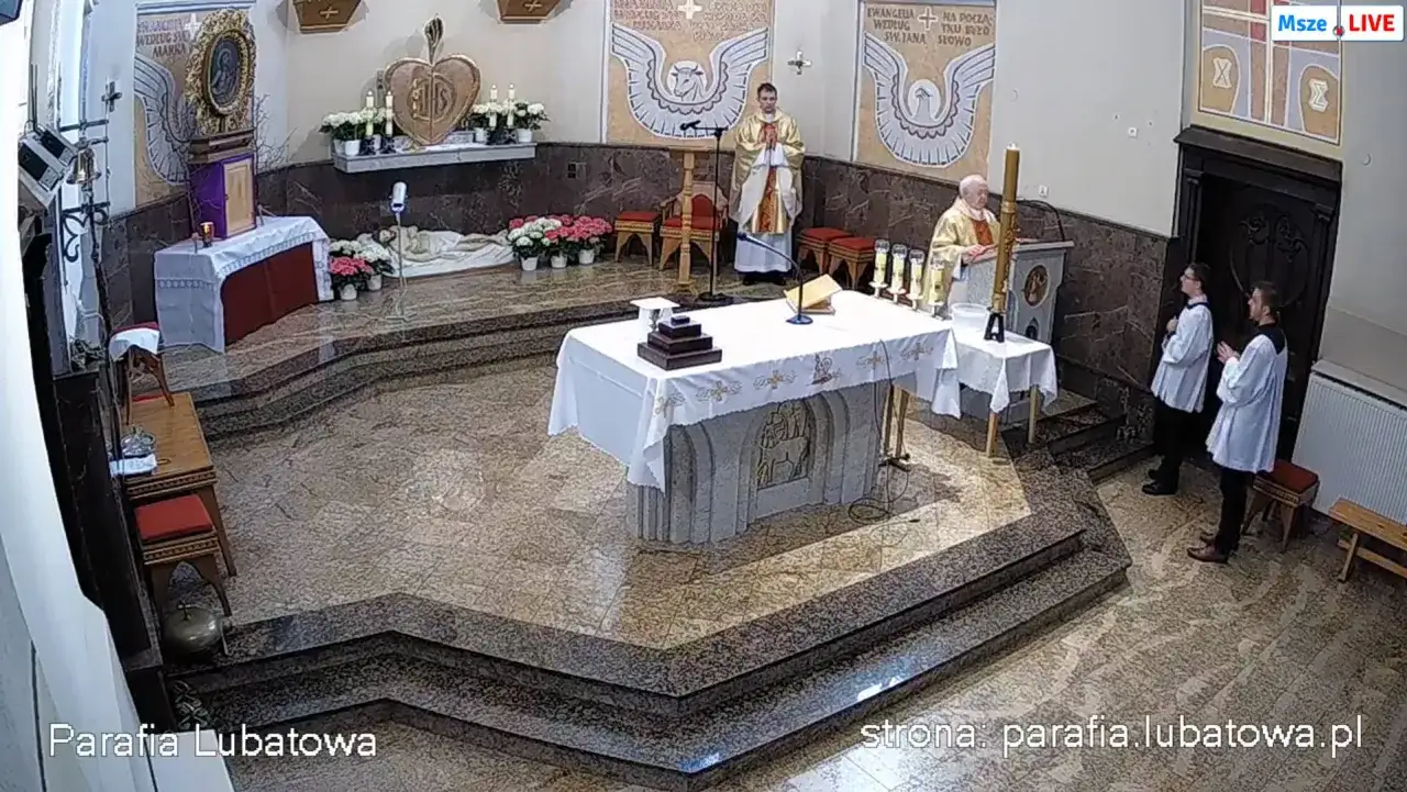 Msza święta w tygodniu trwa ok. 30 minut. W kościele trwa nabożeństwo, kapłan i ministranci przygotowują się do Eucharystii.