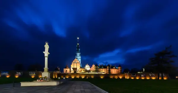 Jasna noc na Jasnej Górze. Warto wiedzieć, ile trwa msza w Częstochowie, by zaplanować pielgrzymkę.